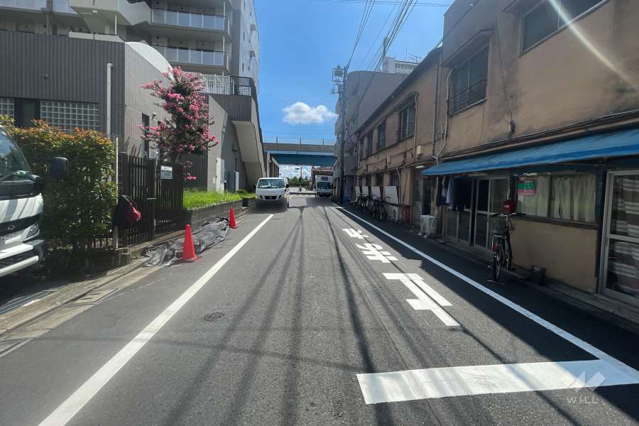 敷地の南側前面道路（西側から）