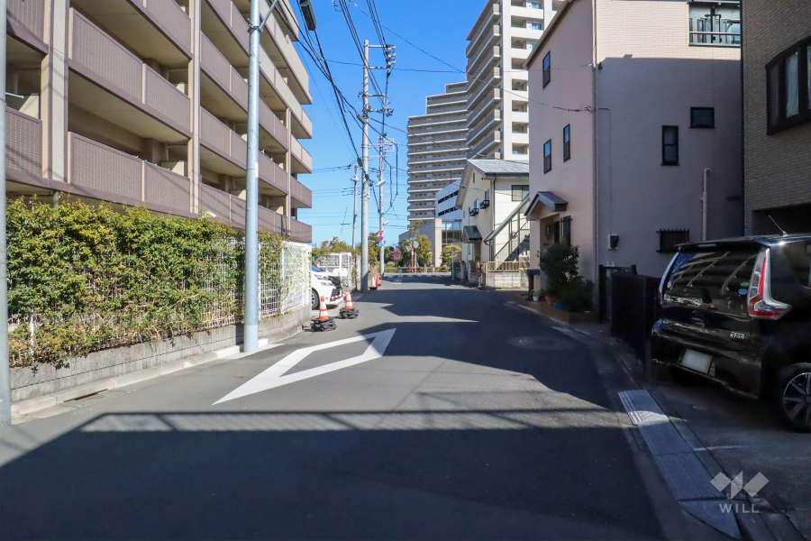 敷地南側の前面道路(西側から)