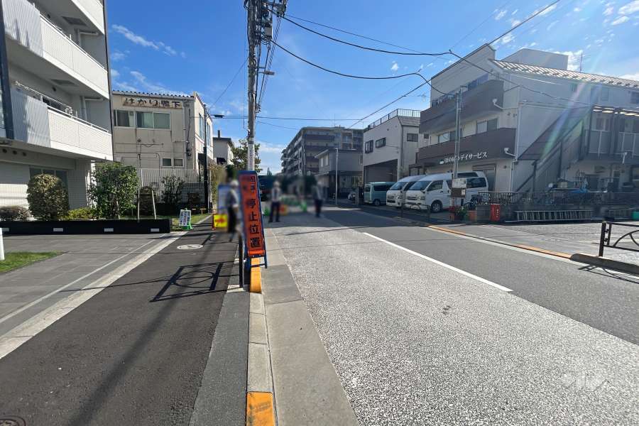 敷地西側の前面道路