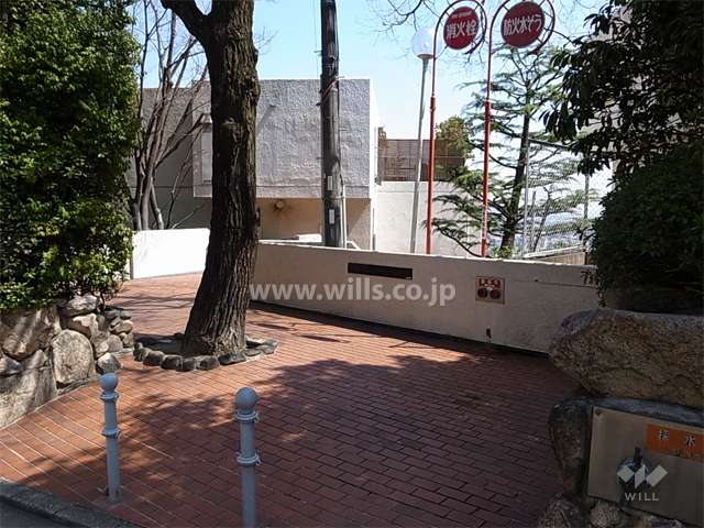 敷地入口。前面道路と敷地とは生け垣で仕切られています。