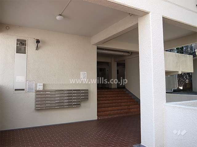 共用ポストのあるピロティ