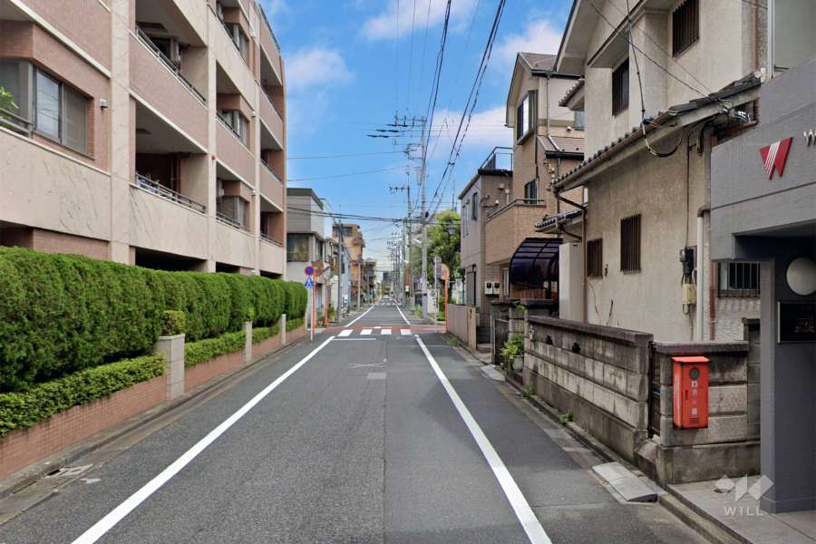 敷地の北側前面道路（西側から）