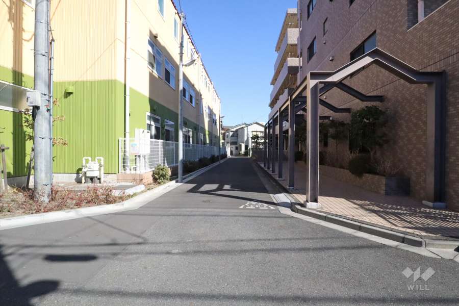 敷地西側の前面道路(南側から)