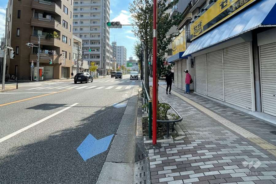 敷地の北東側前面道路（北西側から）