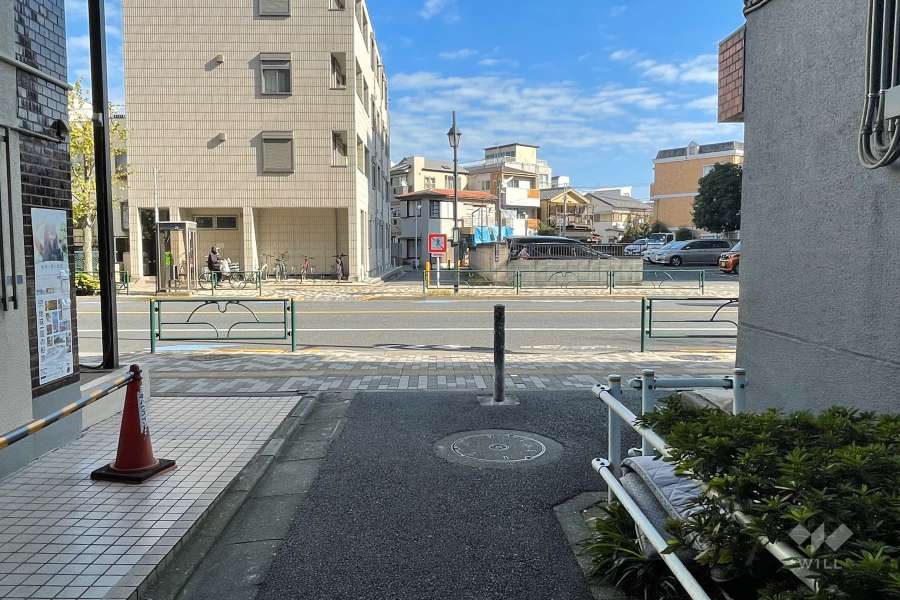 敷地の北西側前面道路（南西側から）