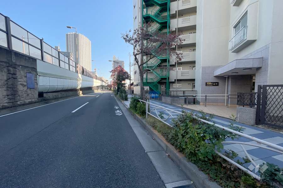 敷地北側の前面道路