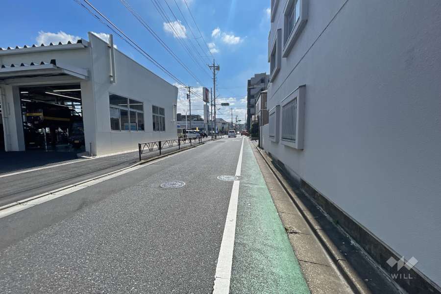 敷地東側の前面道路（北側から）