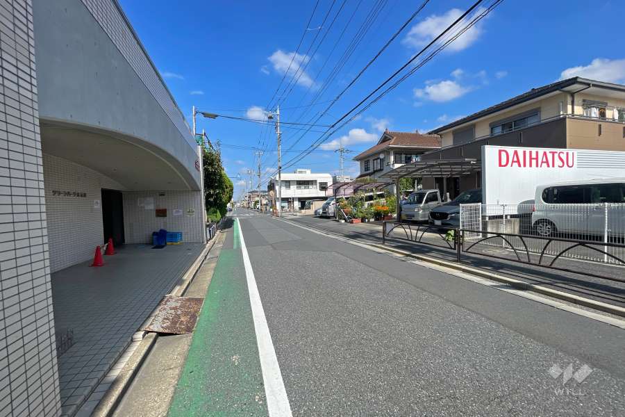 敷地東側の前面道路（南側から）