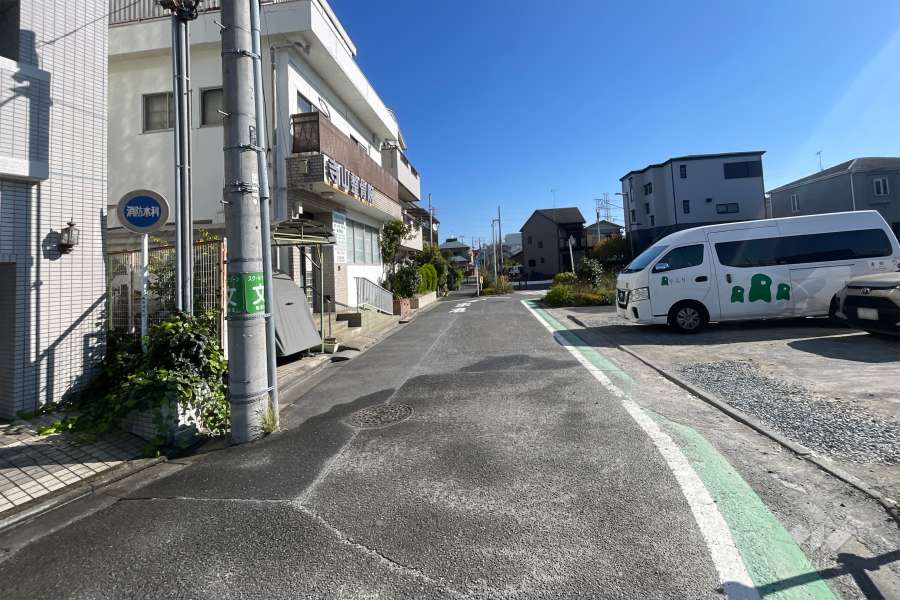 敷地南側の前面道路（西側から）