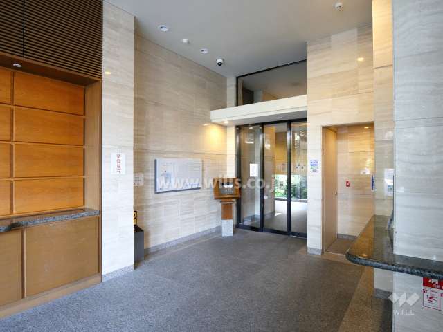 エントランスはオートロック付きです。