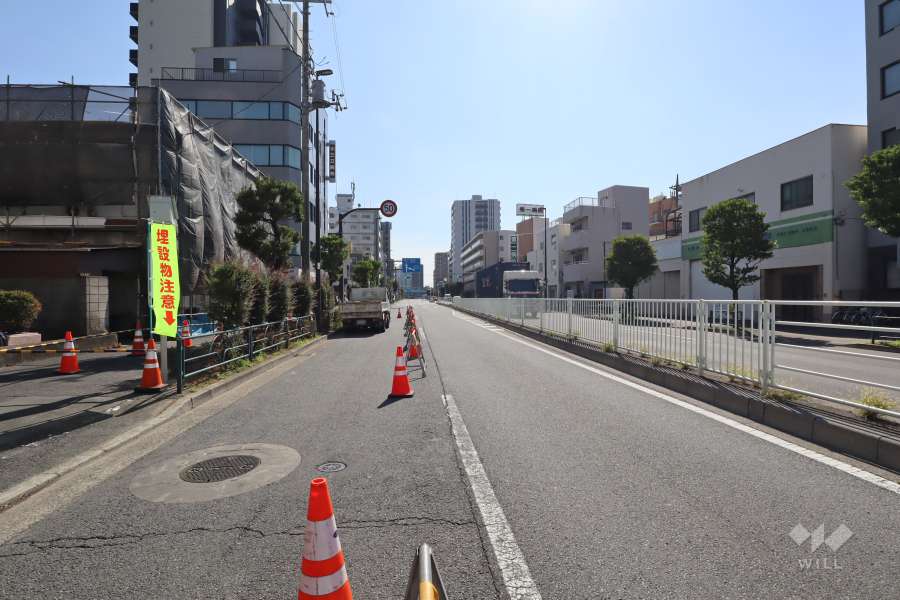 敷地西側の前面道路（北側から）