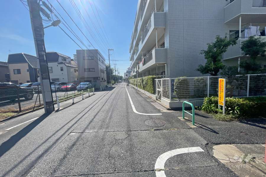 敷地南側の前面道路（東側から）