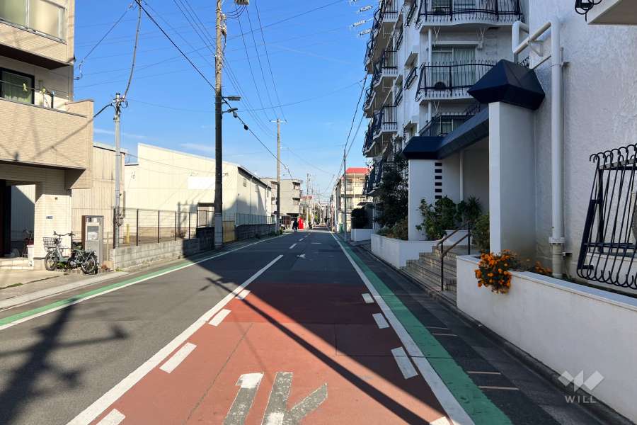 敷地北西側の前面道路（南西側から）