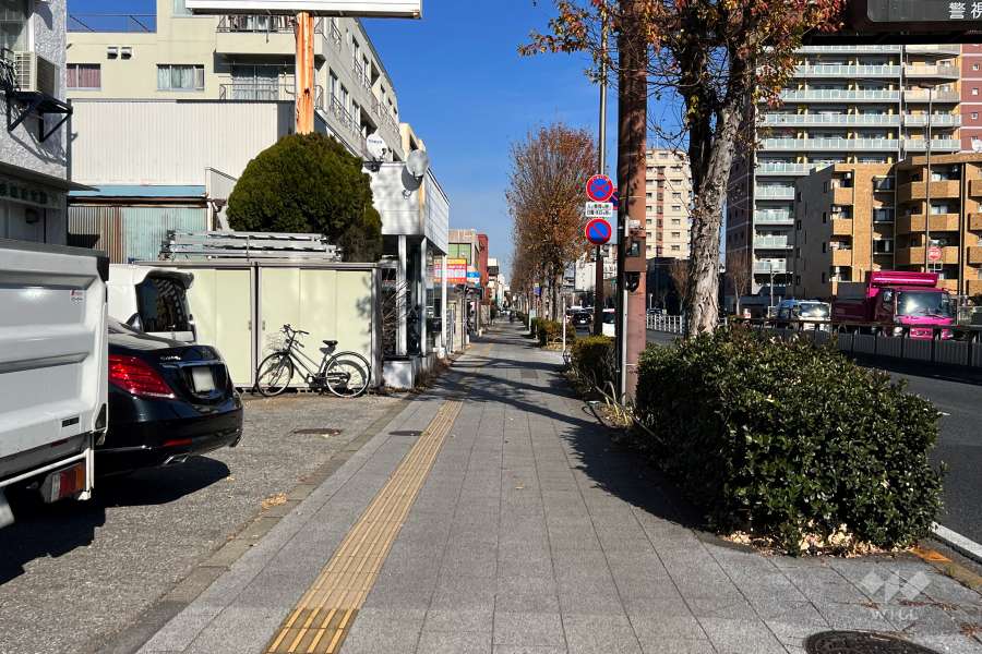 敷地南東側の前面道路（南西側から）