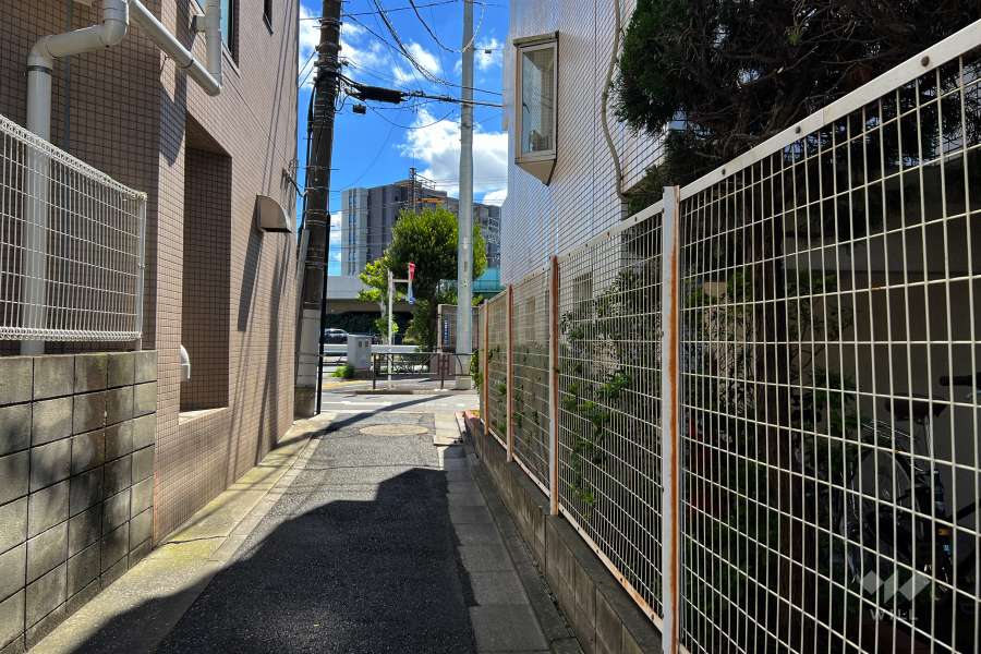 敷地北東側の前面道路（北西側から）