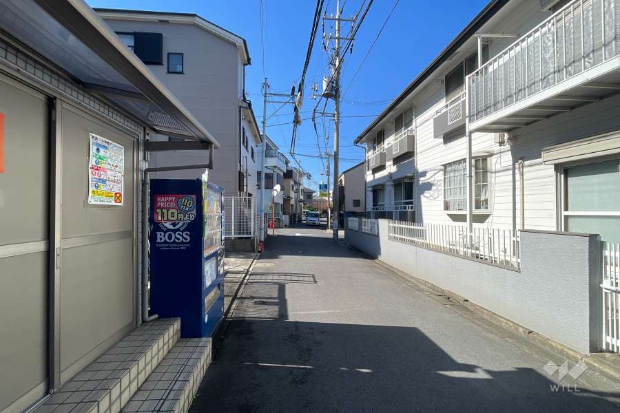 敷地の北側前面道路（東側から）
