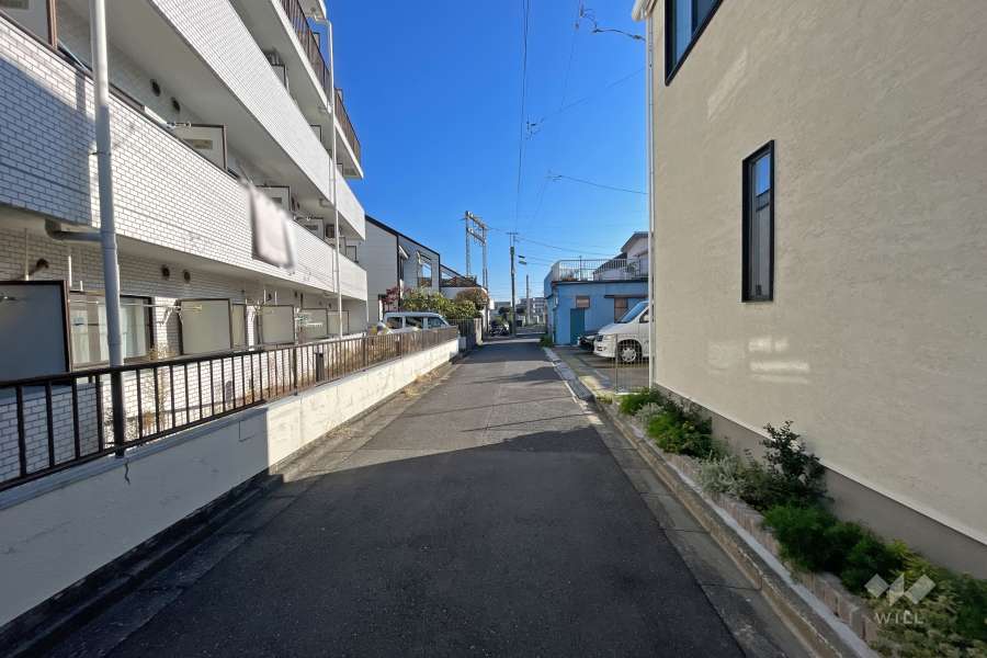 敷地南側の前面道路（西側から）