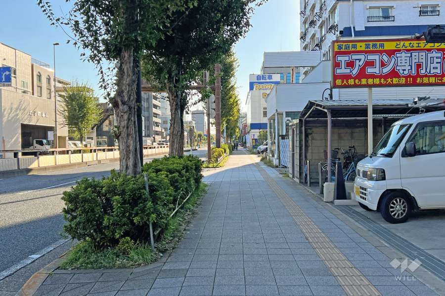 敷地の南東側前面道路（北東側から）