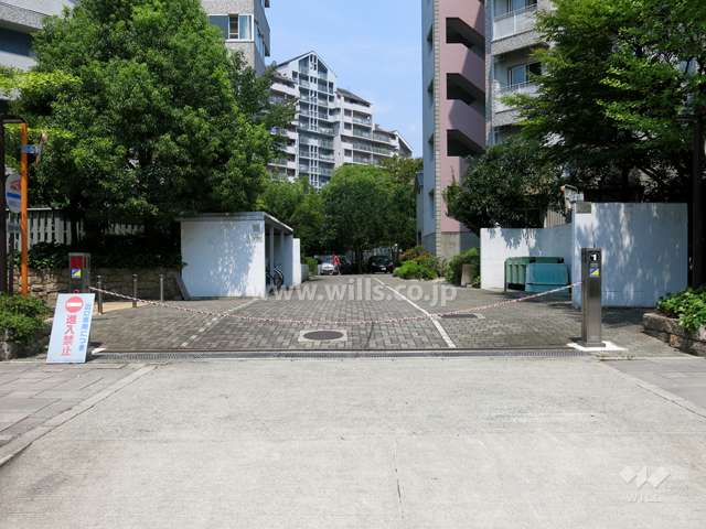 駐車場出入り口（ロボットゲート付き）