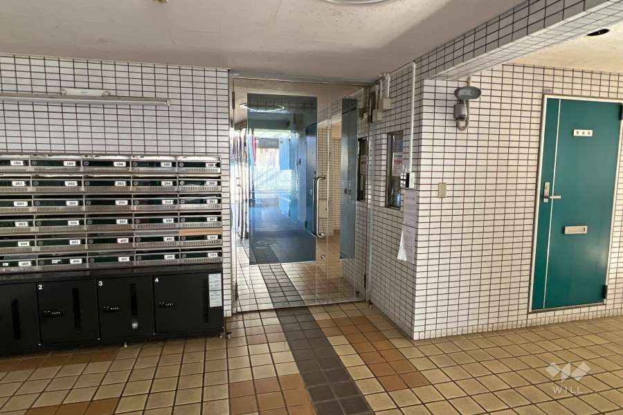 エントランスはオートロック付きです。