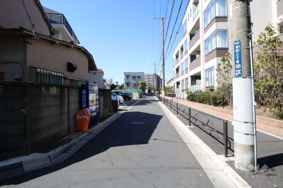 敷地北側の前面道路(西側から)