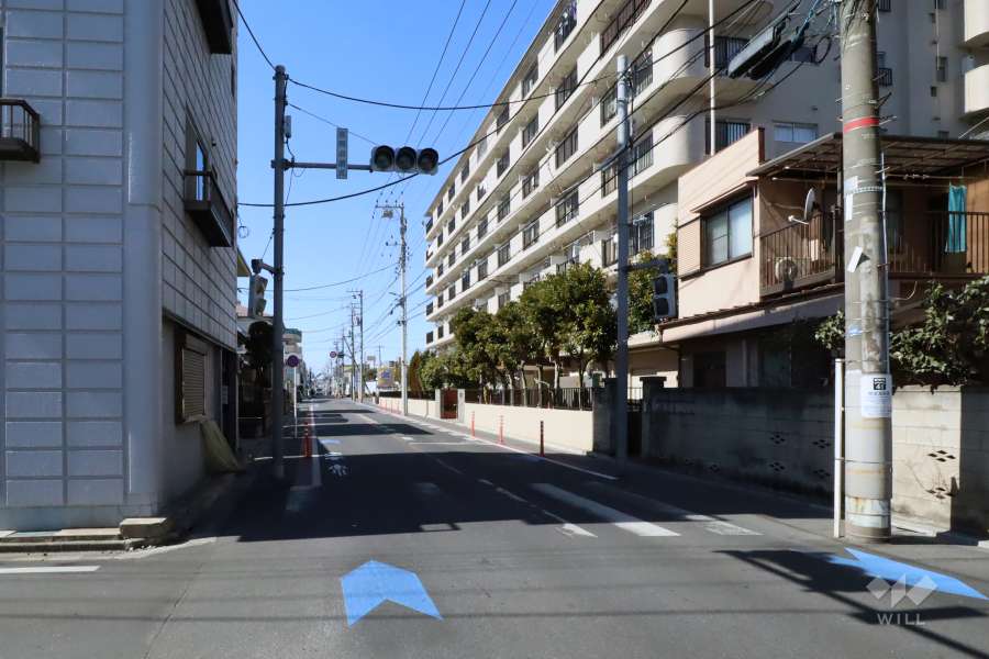 敷地南側の前面道路(東側から)