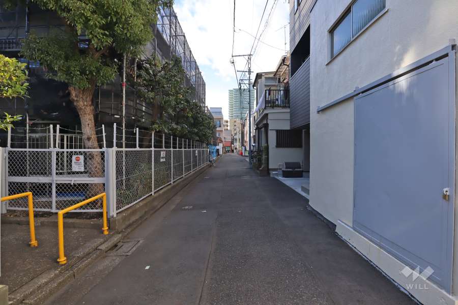 敷地北側の前面道路(東側から)