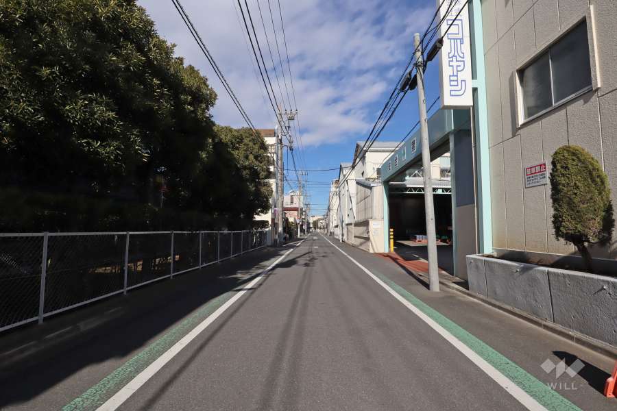 敷地東側の前面道路(南側から)
