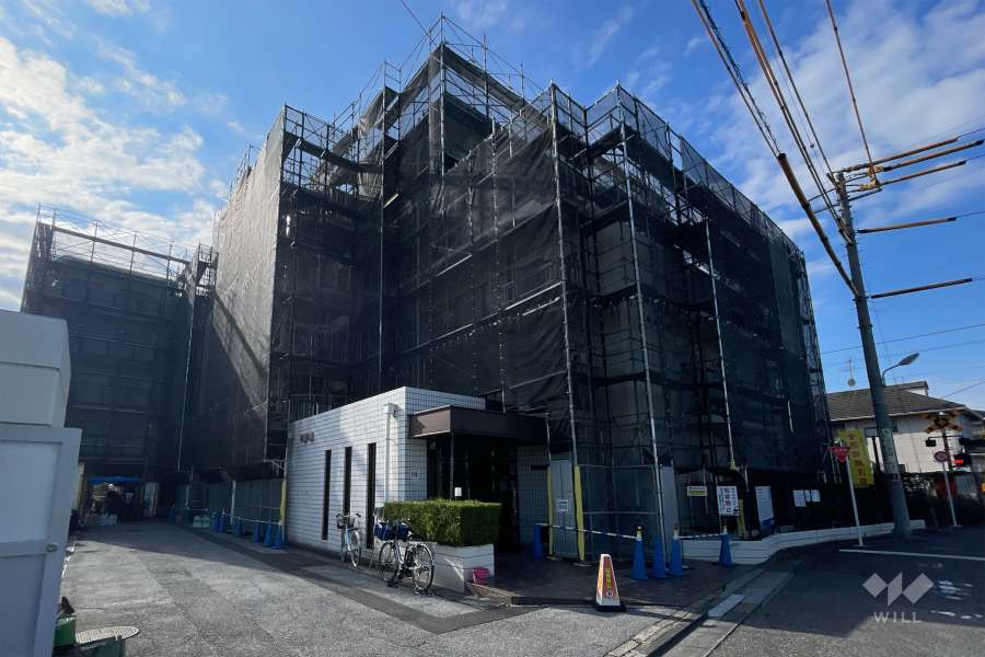 ネオコーポ金町の外観（北東側から）※大規模修繕工事中（2024年11月時点）