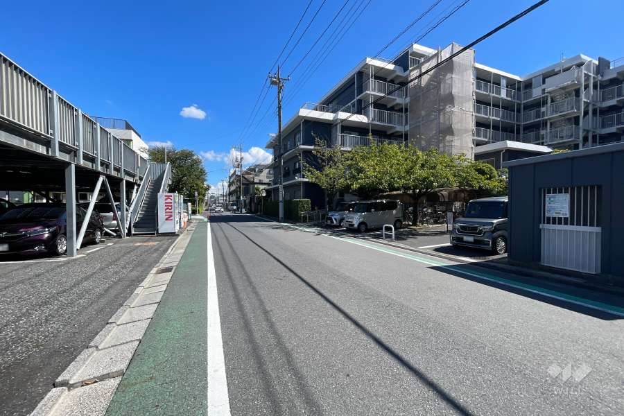 敷地の北東側前面道路（北西側から）