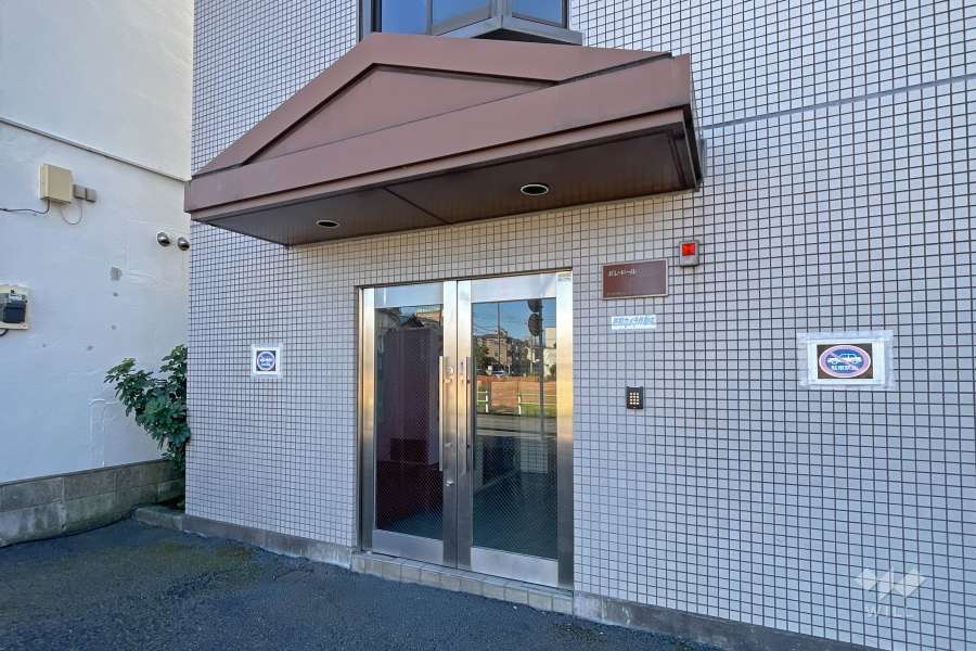 エントランスはオートロック付きです。