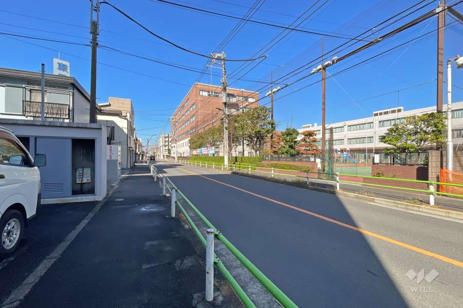 敷地北側の前面道路（東側から）