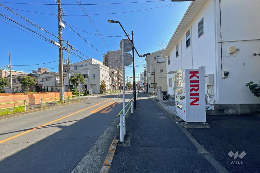 敷地北側の前面道路（西側から）