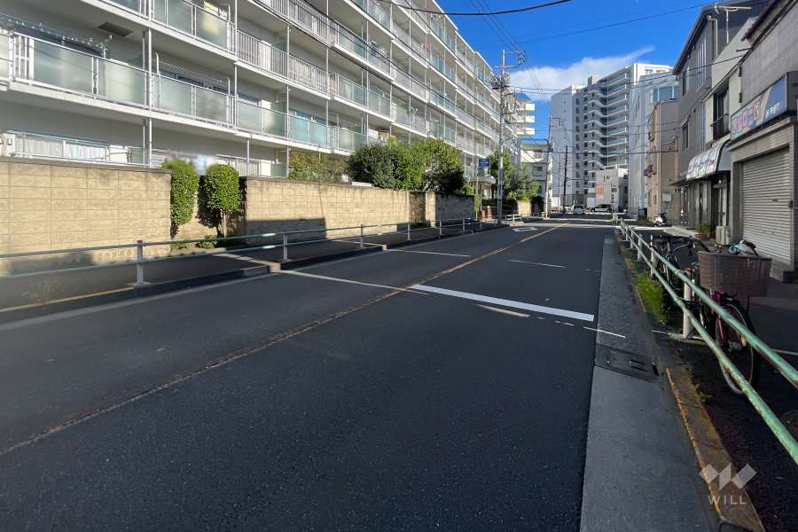敷地西側の前面道路