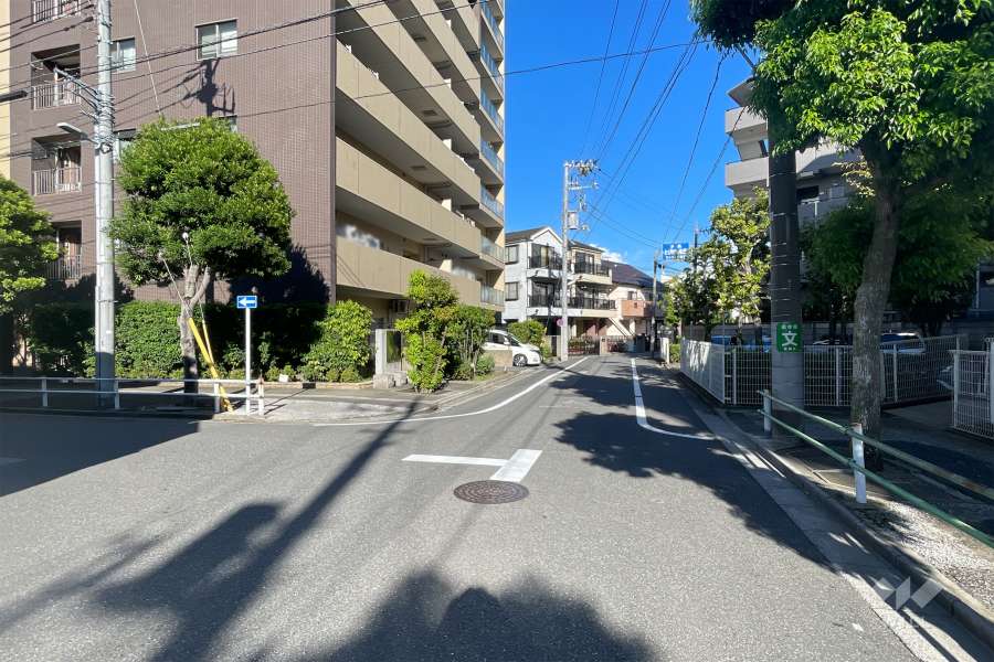 敷地北側の前面道路