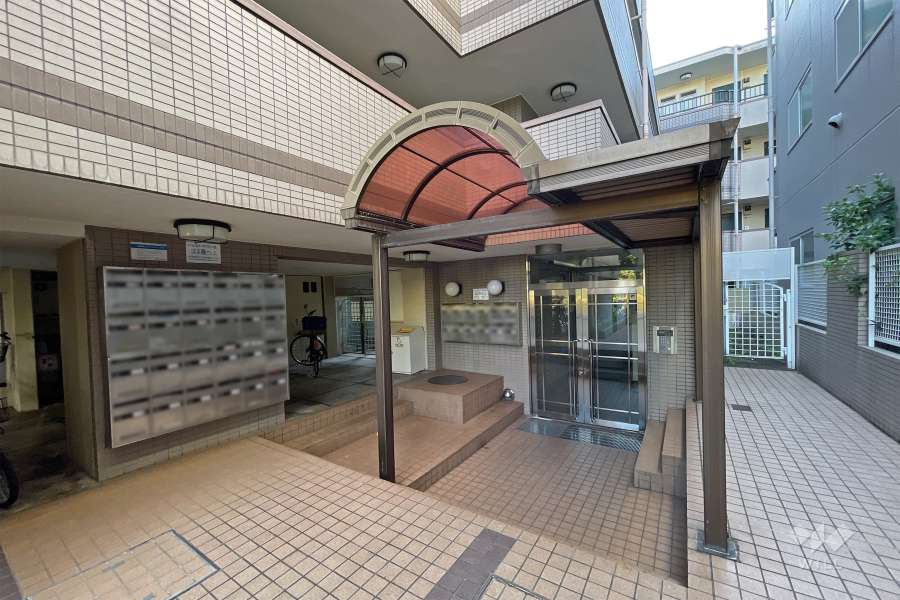 エントランスはオートロック付きです。