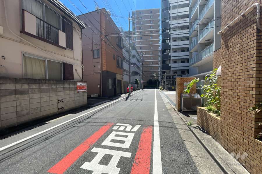 敷地の東側前面道路（北側から）