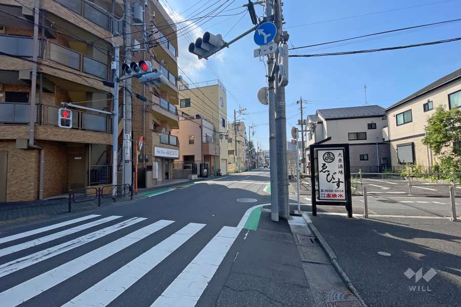 敷地西側の前面道路