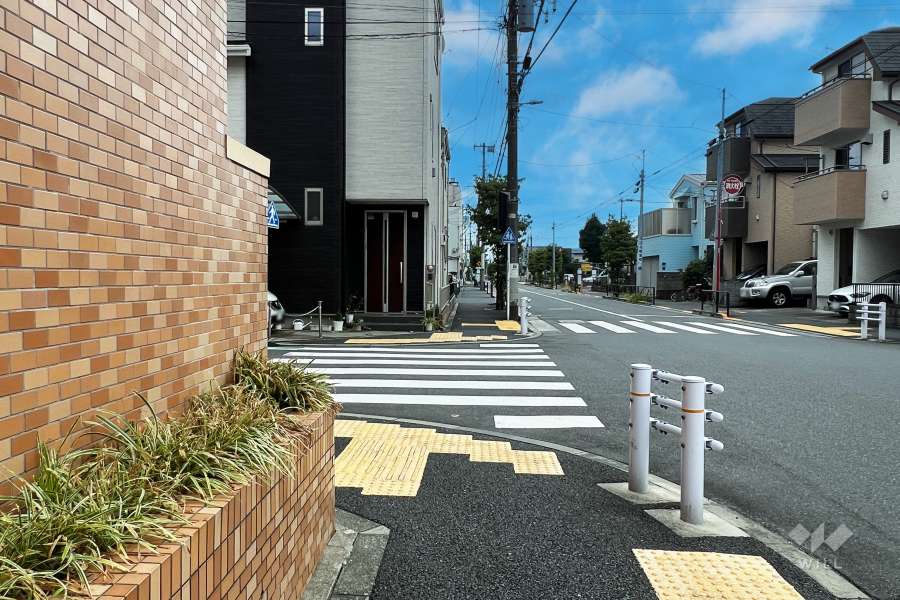 敷地西側の前面道路