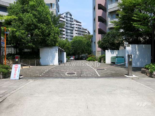駐車場出入り口（ロボットゲート付き）