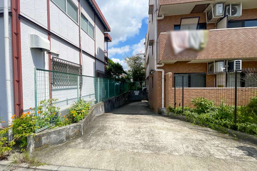 駐車場の出入り口　
