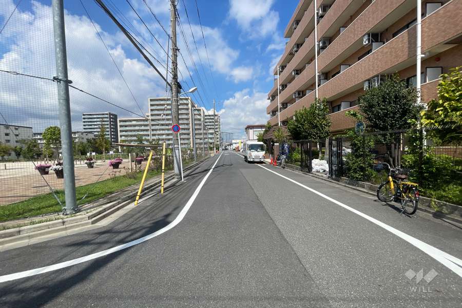 敷地西側の前面道路　