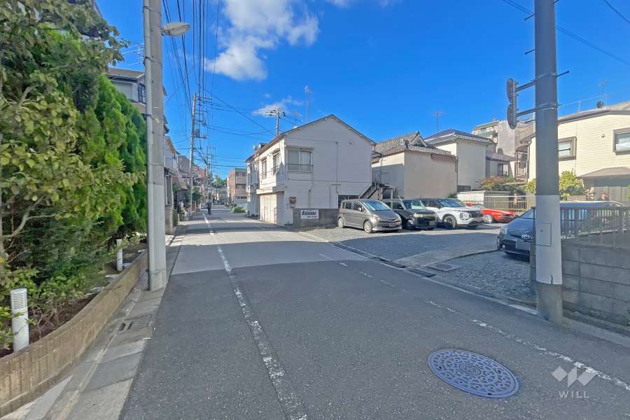 敷地の東側前面道路（北側から）