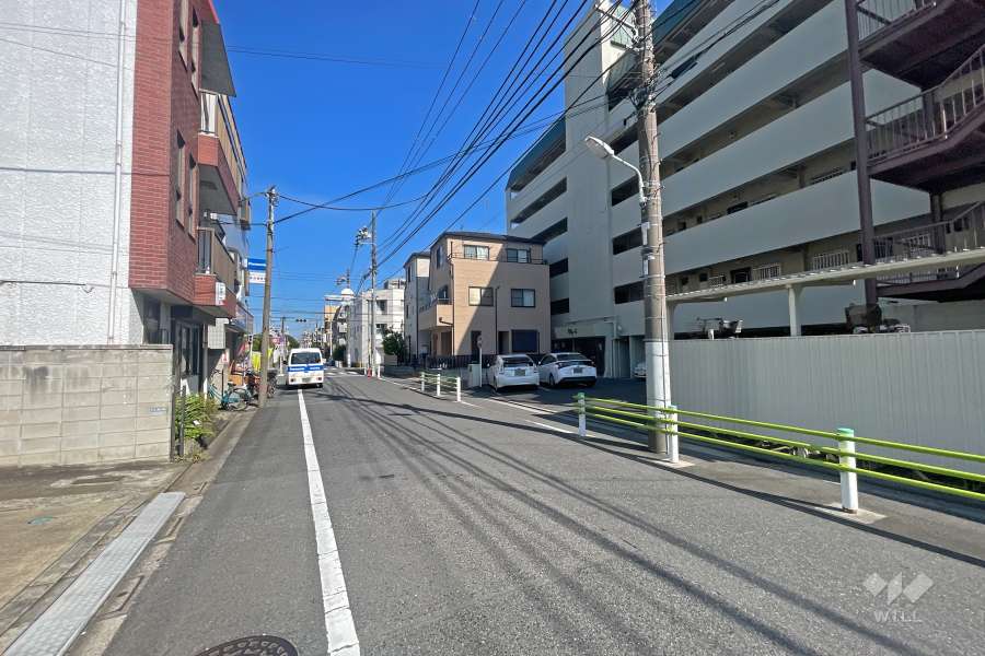 敷地の北側前面道路（西側から）