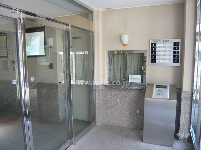 エントランス。オートロック付きです。