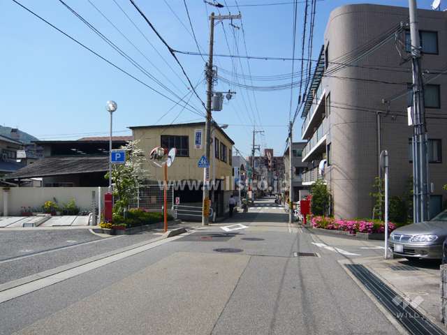 敷地西側の前面道路