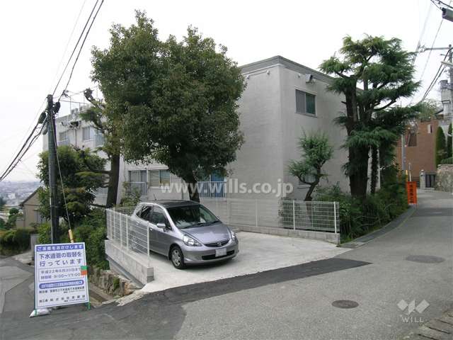 敷地の南側と北東側に駐車スペースがあります。