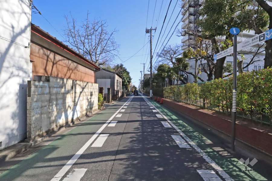 敷地東側の前面道路(北側から)