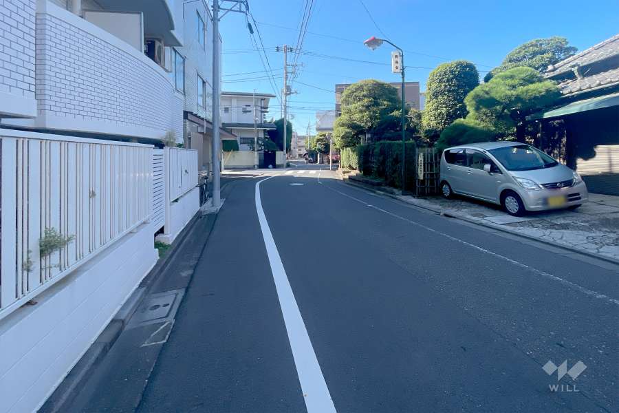 敷地西側の前面道路
