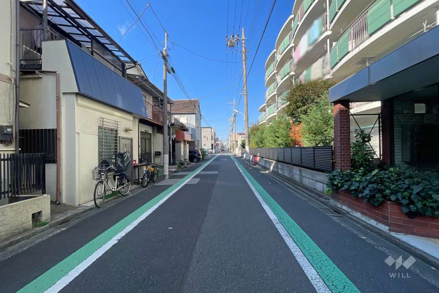 敷地西側の前面道路